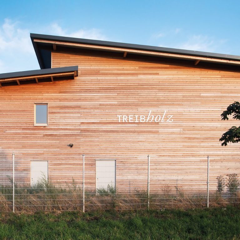 Seitenansicht der Holzhalle von der Treibholz GmbH..